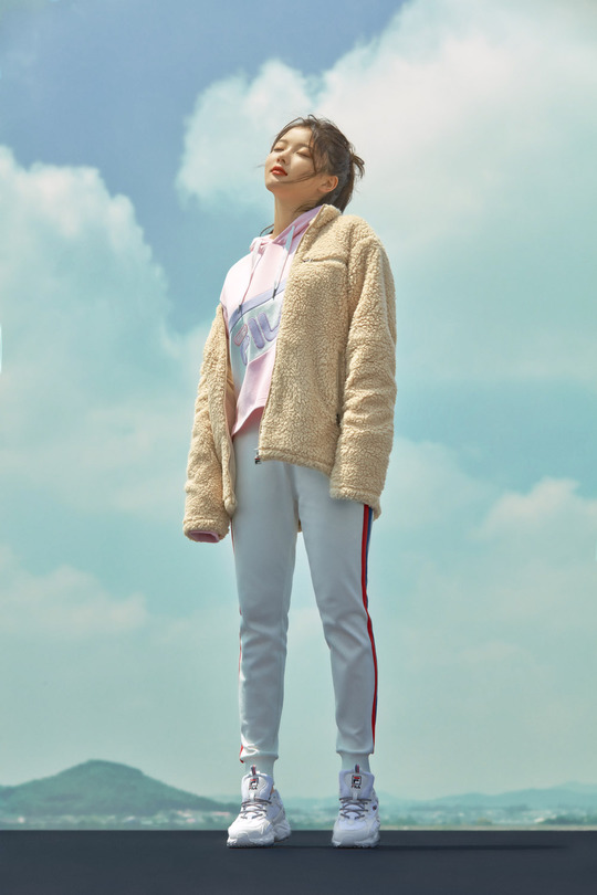 Kim Yoo-jung pictorial has been released.Global sports brand Fila (FILA) unveiled a 2018 autumn season pictorial by brand muse Actor Kim Yoo-jung on September 6.Kim Yoo-jung in this picture received a warm autumn sunshine under a high sky and digested the item of Fila, which feels the Sesame Street mood based on brand Heritage, in his own style.kim myeong-mi