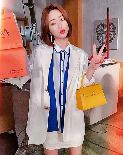 Love to the end Hong Soo-Ah, <p>Actor Hong Soo-Ah released the shoot site of KBS 2 TV continuous drama Love To The End.</p><p>Hong Soo-Ah posted one photo on his own instagram on September 6.</p><p>The figure of Hong Soo-Ah holding a script of love to the end in the photo was put in. Hong Soo-Ah keeps his lips all the way to look at the camera and kiss. Hong Soo-Ahs pure beauty attracts eyes.</p><p>The fans who touched the picture showed reactions such as Sua is very beautiful, Lovely look good, Fighting to the end!</p><p>Hong Soo-Ah is acting as a career woman accent and role playing the role of love till the end hiding the black desire</p>