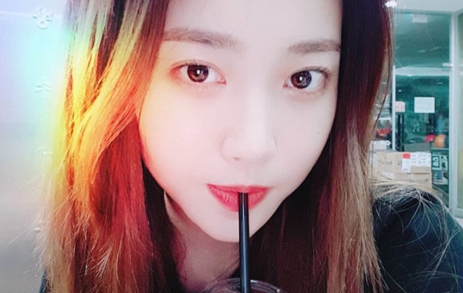 A recent Selfie of Girls Day Yura has been released.Yura posted a picture on her instagram on September 6.In the photo, Yura is staring at the camera with a straw in her mouth. Yuras skin is more prominent in her close-up Selfie.kim ye-eun