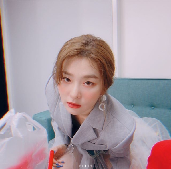 Group Red Velvet member Seulgi showed off her colorful charm from chic to cute.Red Velvets official Instagram posted a behind-the-scenes photo of Seulgis magazine with an article entitled Doomchiddukchi on September 6.Inside the picture was a picture of Seulgi in a grey jacket and See through skirt, who stares at the camera with chic eyes.Seulgis cute look, who is drinking Bubble tea in another photo, is also attractive.The fans who responded to the photos responded such as Seulgi is the best, I am pretty, I love you.delay stock