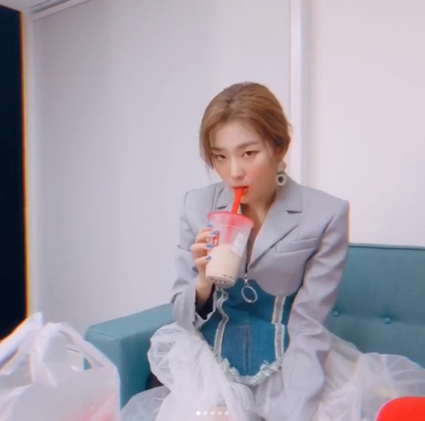 Group Red Velvet member Seulgi showed off her colorful charm from chic to cute.Red Velvets official Instagram posted a behind-the-scenes photo of Seulgis magazine with an article entitled Doomchiddukchi on September 6.Inside the picture was a picture of Seulgi in a grey jacket and See through skirt, who stares at the camera with chic eyes.Seulgis cute look, who is drinking Bubble tea in another photo, is also attractive.The fans who responded to the photos responded such as Seulgi is the best, I am pretty, I love you.delay stock