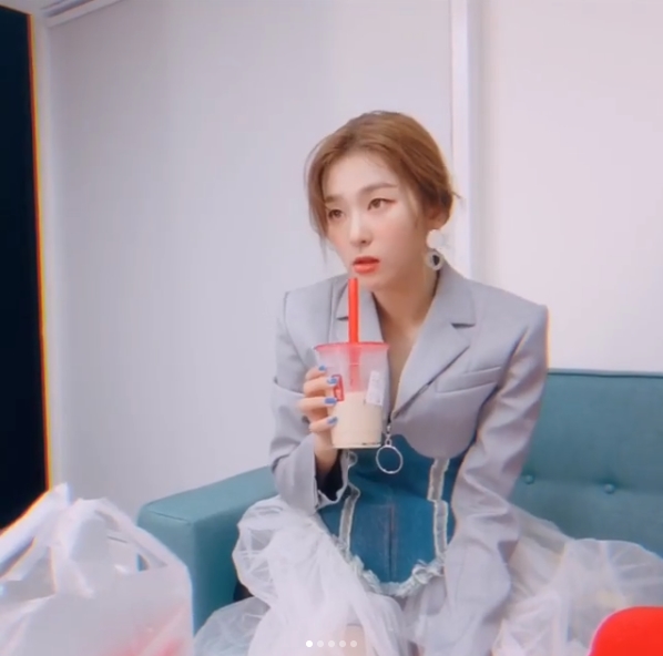 Group Red Velvet member Seulgi showed off her colorful charm from chic to cute.Red Velvets official Instagram posted a behind-the-scenes photo of Seulgis magazine with an article entitled Doomchiddukchi on September 6.Inside the picture was a picture of Seulgi in a grey jacket and See through skirt, who stares at the camera with chic eyes.Seulgis cute look, who is drinking Bubble tea in another photo, is also attractive.The fans who responded to the photos responded such as Seulgi is the best, I am pretty, I love you.delay stock