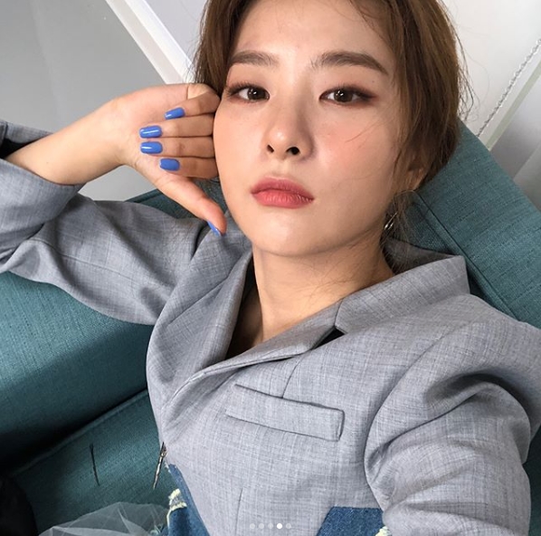 Group Red Velvet member Seulgi showed off her colorful charm from chic to cute.Red Velvets official Instagram posted a behind-the-scenes photo of Seulgis magazine with an article entitled Doomchiddukchi on September 6.Inside the picture was a picture of Seulgi in a grey jacket and See through skirt, who stares at the camera with chic eyes.Seulgis cute look, who is drinking Bubble tea in another photo, is also attractive.The fans who responded to the photos responded such as Seulgi is the best, I am pretty, I love you.delay stock
