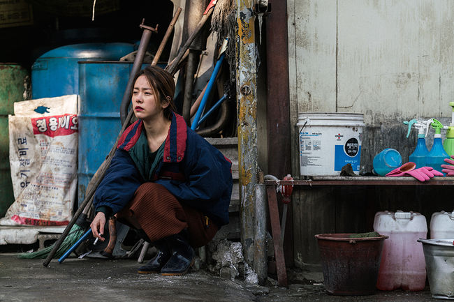Lee Ji-won, director of the film Miss Back (provided CJ ENM, production company ship, distribution Little Big Pictures), and starring actor Han Ji-min, directly revealed the process of the creation of the work from scenario to character Rising.Miss Back depicts the story of Miss Back (Han Ji-min), who became an ex-convict trying to protect herself, meeting a child who resembles herself who was driven into the world and confronting the terrible world to protect her.Lee Ji-won, director of the company, said, I am a former convict, I am a person who wipes my car, I am a person who is living in my life, and I am more called than my name. However, I started to open my mind with the word Miss Back to Ji-eun, I did it, the title said.As soon as I read the scenario for Miss Back, I was 100 percent fascinated and thought I wanted to do Baro, Han Ji-min said, I was a character I wanted to try in a scenario and I thought I could show a lot of new looks as an actor.In the process of creating characters, the synergy between Lee Ji-won and Han Ji-min shined.Han Ji-min said, I talked with the director about the appearance of Miss Back, which was not seen in the scenario, while shooting each scene.I had a lot of confrontation with the bishop in the process of expressing the unique dryness and roughness, but I was able to approach the character more closely through such a process. He expressed his efforts with the director to digest the three-dimensional role through in-depth analysis.As such, Miss Back, which was created by the synergy effect and enthusiastic analysis of Lee Ji-won and Han Ji-min actors, is expected to capture the audience with excellent realism and immersion.Miss Back is scheduled to open in October.movie still image offer