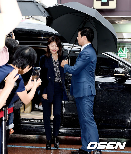 A womens wear brand fan signing ceremony was held at a store in Paldal-gu, Suwon FC, Gyeonggi-do on the afternoon of the 6th.Actor Ha Ji-won is attending and shining his place.