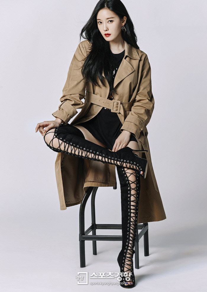 Hyomin, who is from the group T-ara who is about to come back as a solo singer, appeared in the autumn picture of strange charm.Hyomin appeared in a picture released on the 6th as a Model of a fashion brand.In the public photos, Hyomin filmed a variety of costumes including a sophisticated trench coat, a twitter jacket with a unique color, a leather jacket and a night jumper.The concept also features ROYAL CHIC, and Hyomin has presented various poses and facial expressions to create a luxurious and sexy image.Hyomins pictorials can be seen on the official website of clothing brand GGPX, and social network services such as Instagram and Facebook.Hyomin will release a new album on the 12th and enter the activity.