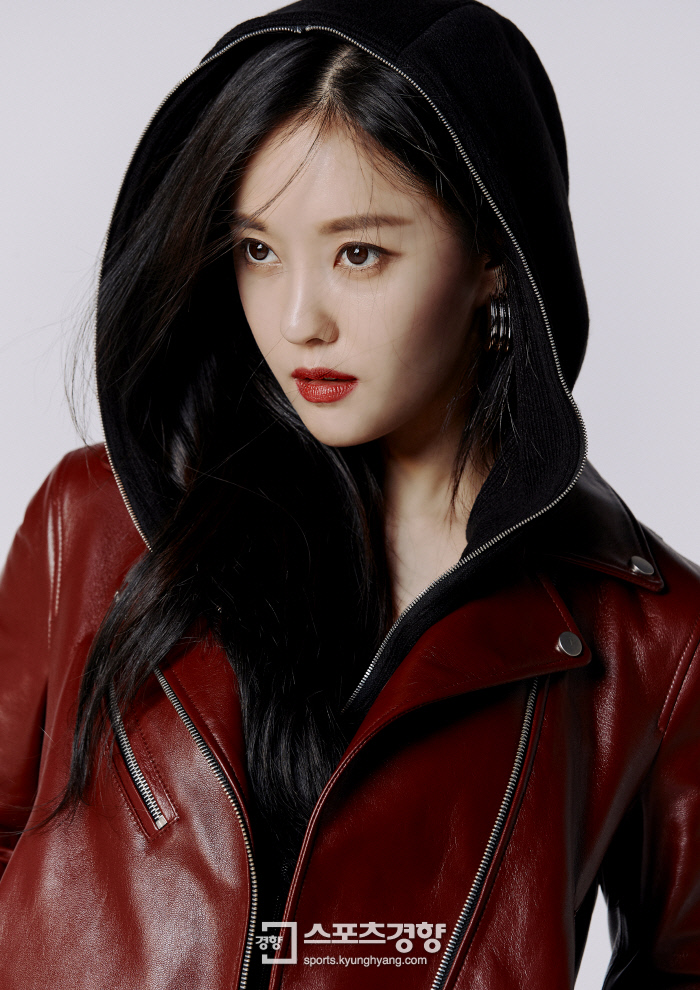 Hyomin, who is from the group T-ara who is about to come back as a solo singer, appeared in the autumn picture of strange charm.Hyomin appeared in a picture released on the 6th as a Model of a fashion brand.In the public photos, Hyomin filmed a variety of costumes including a sophisticated trench coat, a twitter jacket with a unique color, a leather jacket and a night jumper.The concept also features ROYAL CHIC, and Hyomin has presented various poses and facial expressions to create a luxurious and sexy image.Hyomins pictorials can be seen on the official website of clothing brand GGPX, and social network services such as Instagram and Facebook.Hyomin will release a new album on the 12th and enter the activity.