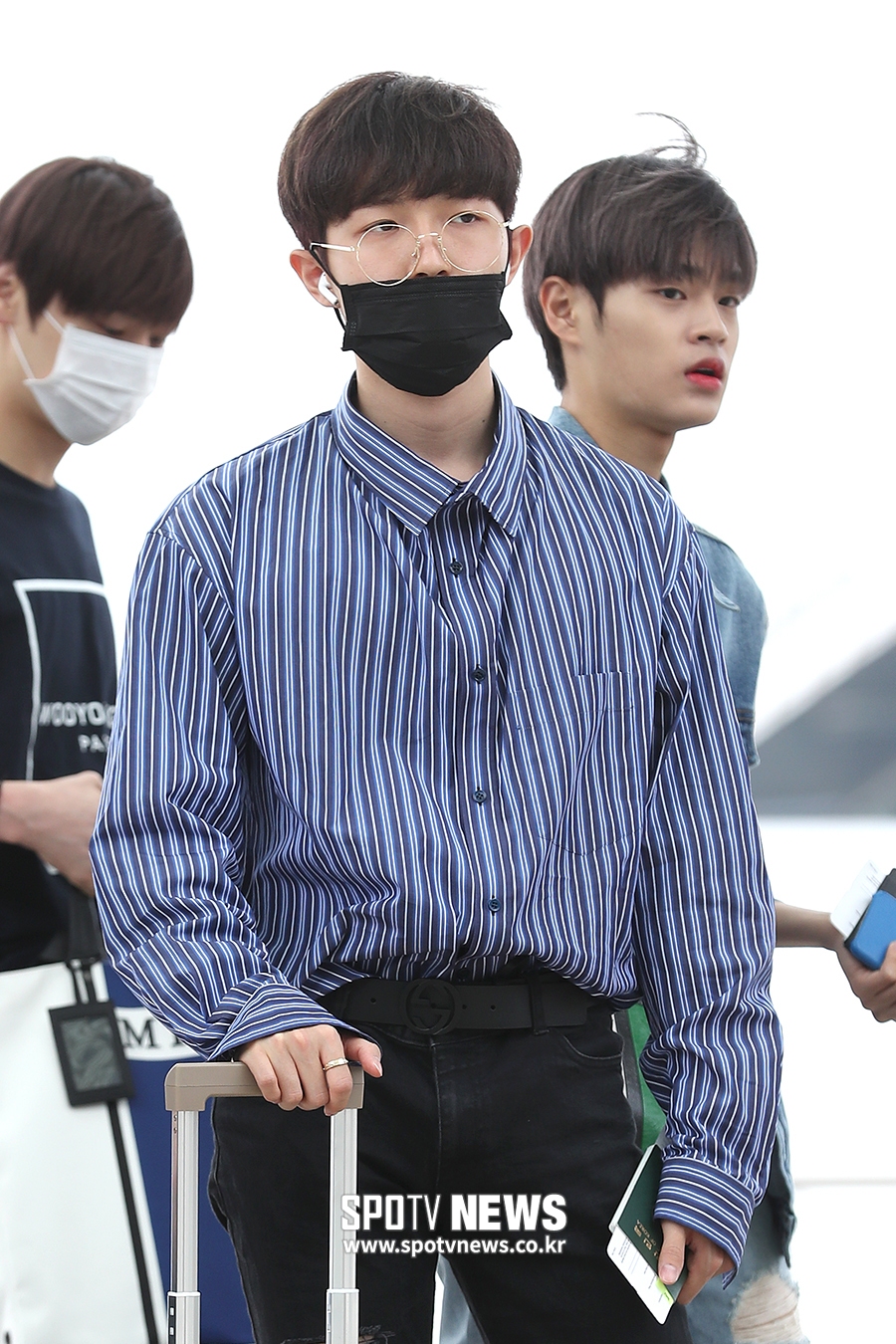 Wanna One is leaving for Singapore via Incheon International Airport on the afternoon of the 6th to attend the Korean Wave Pop The Plague 2018 schedule. Kim Jae-hwan is heading to the departure hall.