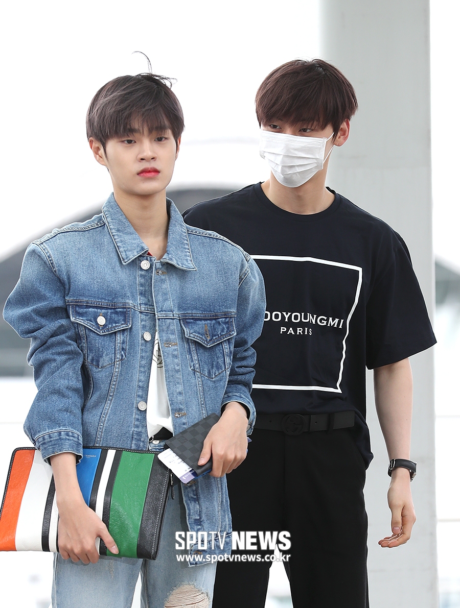 Wanna One is leaving for Singapore via Incheon International Airport on the afternoon of the 6th to attend the Korean Wave Pop Fest 2018 schedule. Hwang Min-hyun is looking at Lee Dae-hwi.