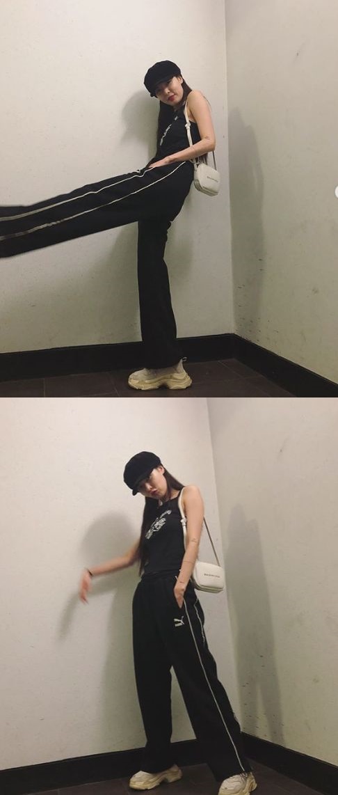 Singer Hyuna flaunted her long legs in tracksuitHyuna posted two photos on her Instagram page on Thursday.In the photo, Hyuna is staring at the camera wearing an all-black tracksuit, and Hyuna is able to digest even the tracksuit.The netizens who responded to this responded such as the ratio is the best, the charm is overflowing and the beauty is beautiful to wear.Meanwhile, Hyuna became an issue with Triple H member DAWN and romance rumor in August.