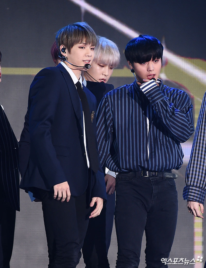 Wanna One Kang Daniel and Park Jihoon, who attended the opening special concert of DMC Festival 2018 held at DMC Sangam Cultural Plaza in Sangam-dong, Seoul on the afternoon of the 5th, are showing the stage.