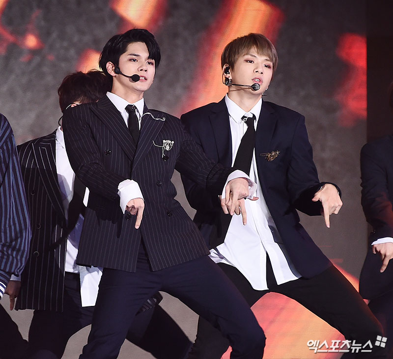 Wanna One Ong Seong-wu and Kang Daniel, who attended the opening special concert of DMC Festival 2018 held at DMC Sangam Cultural Plaza in Sangam-dong, Seoul on the afternoon of the 5th, are showing the stage.