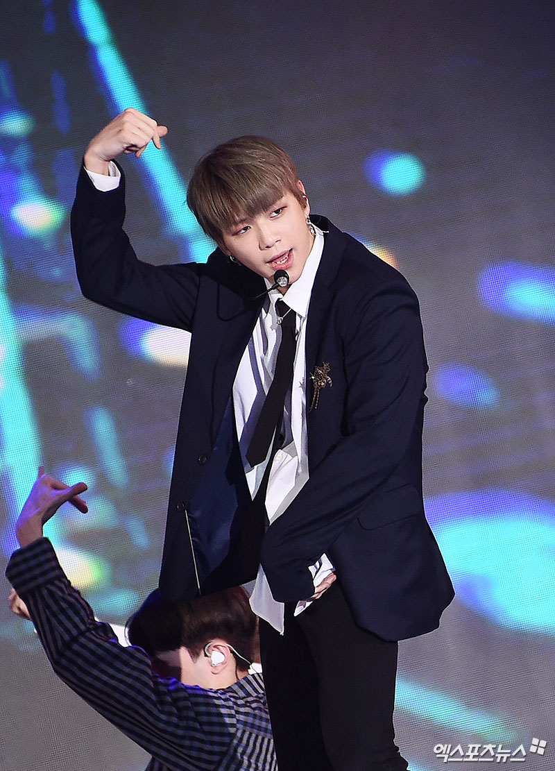 Wanna One Kang Daniel, who attended the opening special concert of DMC Festival 2018 held at DMC Sangam Cultural Plaza in Sangam-dong, Seoul on the afternoon of the 5th, is showing the stage.