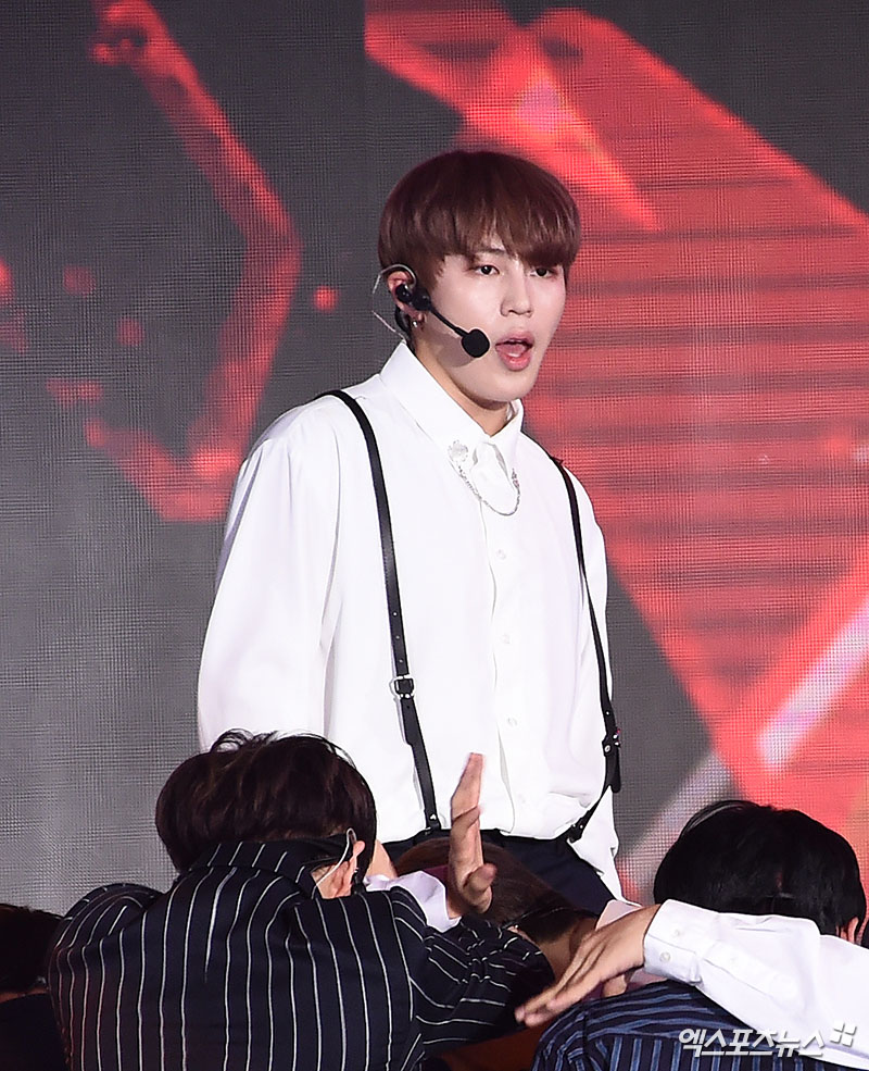 Wanna One Ha Sung-woon, who attended the opening special concert of DMC Festival 2018 held at DMC Sangam Cultural Plaza in Sangam-dong, Seoul on the afternoon of the 5th, is showing the stage.