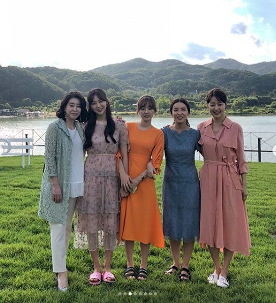 Actor Kim has released a photo with the I want to live together team.On the 6th, he posted several photos on his instagram with the article I love you.In the public photos, there was a picture of the book with Yeo Hoe Hyun, Kwon Kim, and Sewan Park.Kim also posted a picture with female performers such as Kim Mi-kyung, Han Ji-hye, and Park Sun-young, revealing his affection for the team.On the other hand, KBS 2TV weekend drama I want to live together, which is appearing in the movie, has finished all shooting on the 5th and ends on the 9th.Photo: The Golden Book SNS