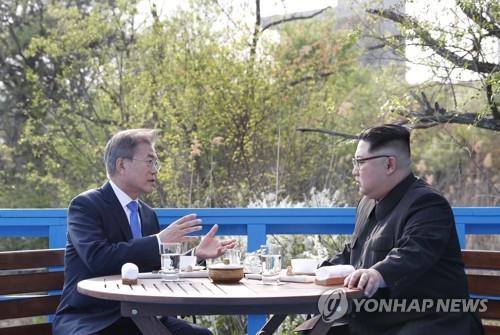 [남북정상회담] 판문점의 남북정상 (판문점=연합뉴스) 황광모 기자 = 문재인 대통령과 북한 김정은 국무위원장이 27일 오후 판문점 도보다리에서 대화하고 있다. 2018.4.27 hkmpooh@yna.co.kr