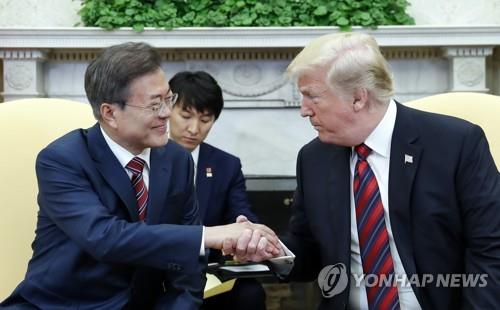 한-미 정상, 굳게 잡은 손 (워싱턴=연합뉴스) 황광모 기자 = 문재인 대통령과 도널드 트럼프 미국 대통령이 22일 오후(현지시간) 백악관 오벌오피스에서 열린 한·미 정상 단독회담에서 손을 잡고 얘기를 나누고 있다. 2018.5.23 hkmpooh@yna.co.kr