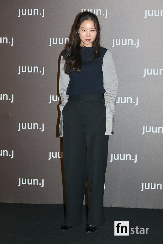 Actor Gong Hyo-jin has a photo time with actor Yoo Ah-in attending the event to commemorate the launch of the pop-up store of Junji, a global designer brand, held at a shop in Hannam-dong, Seoul on the afternoon of the 7th.