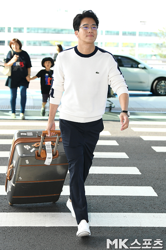 Actor Ha Seok-jin left for Bangkok through the Terminal #2 of Incheon International Airport on the afternoon of the 7th.Actor Ha Seok-jin is heading to the departure hall.