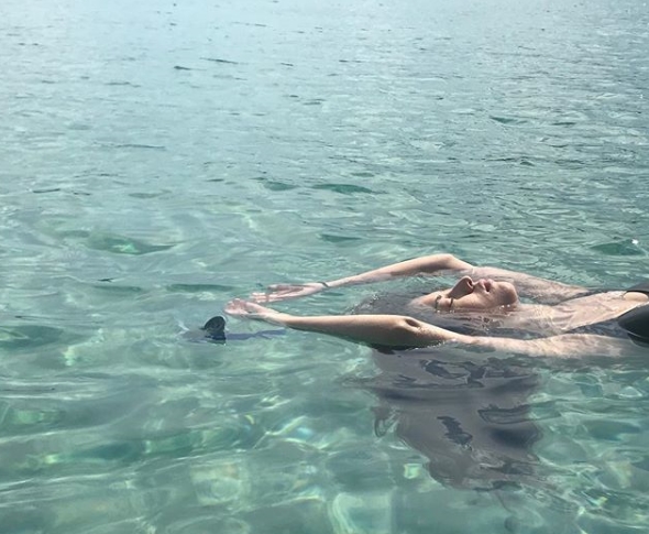 Actor Han Hyo-joo has revealed how he is enjoying his vacation.Han Hyo-joo posted a photo on Instagram on September 4 with the caption: Thats Why I Got a tan #free (Why My Skin Is So Free).The photo shows Han Hyo-joo floating on the water wearing a swimsuit.The beautiful figure reminiscent of The Little Mermaid in the fairy tale collects Eye-catching.Han Hyo-joo made headlines in his latest release of the movie Illang: The Wolf Brigade.hwang hye-jin