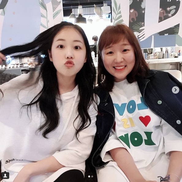 Komidian Lee Su-ji, actor Park Bok-mi from Komidian, met.Lee Su-ji posted a photo of him with Park Bok-mi on his personal Instagram account on September 6.Lee Su-ji in the photo reveals a sleek jawline as if shes lost weight; Park Bok-mi also boasts a watery beauty.Lee Su-ji refers to the TVN weekend drama Mr. Sunshine starring Park Bok-mi, Yoon Nam-jong (Park Bok-mi) is good at English language.But... Foolish.. Korean.. Oh, my God. The years I was angry because of Foolish. Lets be happy now. applause