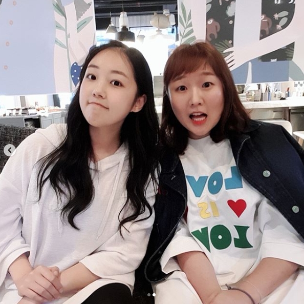 Komidian Lee Su-ji, actor Park Bok-mi from Komidian, met.Lee Su-ji posted a photo of him with Park Bok-mi on his personal Instagram account on September 6.Lee Su-ji in the photo reveals a sleek jawline as if shes lost weight; Park Bok-mi also boasts a watery beauty.Lee Su-ji refers to the TVN weekend drama Mr. Sunshine starring Park Bok-mi, Yoon Nam-jong (Park Bok-mi) is good at English language.But... Foolish.. Korean.. Oh, my God. The years I was angry because of Foolish. Lets be happy now. applause