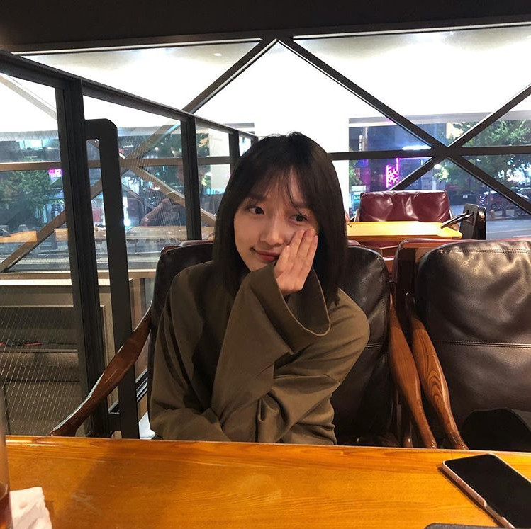 Actor Pyo Ye-jin has released his first recent situation after his devotion.Pyo Ye-jin posted a picture on his Instagram on September 7 with an article entitled Purlurlurlng.Inside the photo is a picture of Pyo Ye-jin spending time in a cafe, with her black hair and a makeup-free minster returning after bleaching, drawing her eye-catching.Hwang