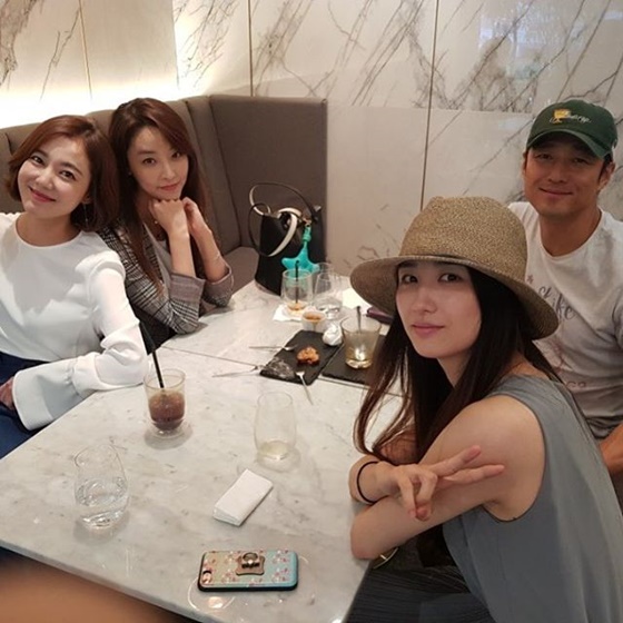 Actor Park Ha-sun has released photos with Lee So-yeon, Jung Yu-mi and Ji Jin-hee.Park Ha-sun on his 7th day instagram I think the fans of Dong Yi will be happy to see you,I still have a lot of people who remember me, so I am good and thankful. I see it once, but I want to see all those who have not come today because of travel and work.It was so funny that you liked to take a picture because you were behind me and you would come out smaller than me.In the open photo, Park Ha-sun is staring at the camera with a smile with Lee So-yeon, Jung Yoo Mi and Ji Jin-hee.In particular, they have been friendship with MBC drama Dong Yi which was broadcast in 2010.Many netizens who encountered this are I like the friendship of the Hull Dong yi team, How long is it?, This combination is good!Please do the drama again next time. Park, who is also known as the Confession for her return, married actor Ryu Soo-young in January last year and held her first daughter in her arms in the same year.