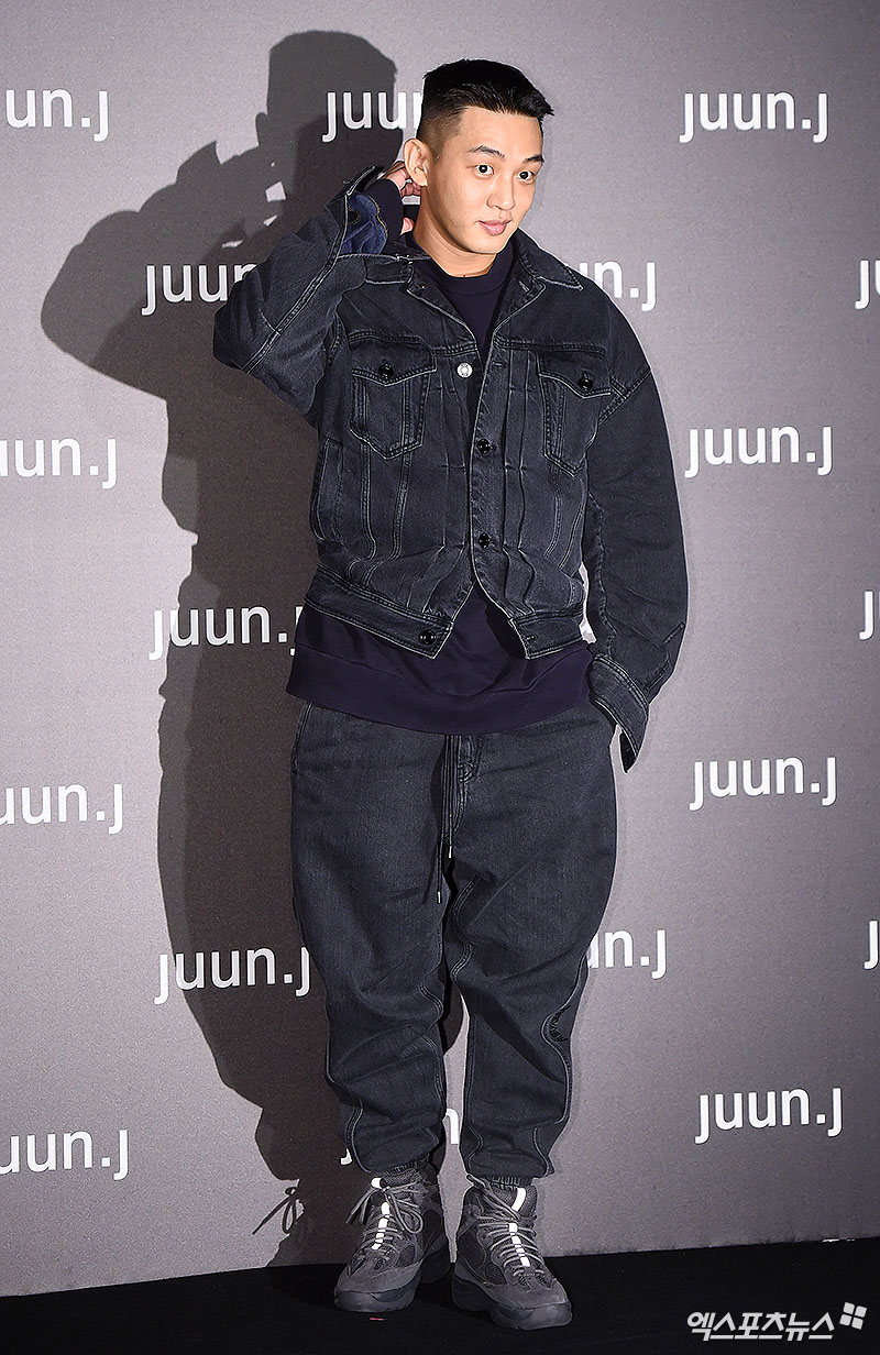 Actor Yoo Ah-in poses at the event to commemorate the launch of the pop-up store of the global designer brand at the Hannam-dong pop-up store in Seoul on the afternoon of the 7th.