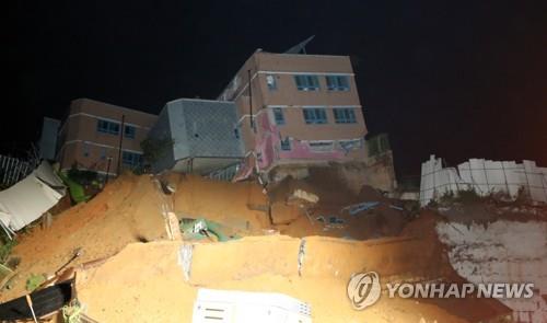 기울어진 상도유치원 (서울=연합뉴스) 안정원 기자 = 6일 오후 서울 동작구 상도동 상도유치원 건물이 갑자기 기울어져 주민들이 만약을 대비해 인근 주민센터로 대피했다. 2018.9.7 jeong@yna.co.kr