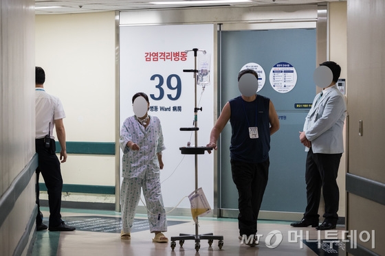 서울에서 중동호흡기증후군(MERS·메르스) 확진 환자가 발생한 8일 서울 종로구 서울대병원 격리병실이 통제되고 있다.  8일 질병관리본부에 따르면 쿠웨이트 여행을 다녀온 A씨(61)가 메르스 확진 판정을 받아 서울대병원 국가지정격리병상에서 격리 치료를 받고 있다. 2018.9.8/뉴스1  <저작권자 © 뉴스1코리아, 무단전재 및 재배포 금지>