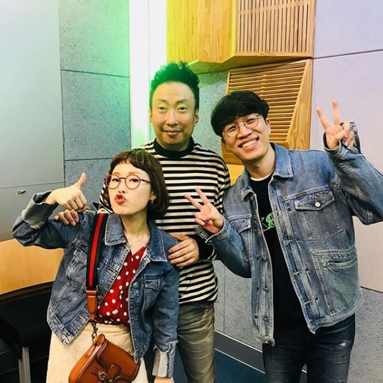 The fuss Soran has told an anecdote about Bae Suzy fan meeting.On September 8, KBS Cool FM Park Myeong-sus Radio show featured Soran and broadcaster Park Seul-gi as guests.Soran said that Park Seul-gi often sees entertainment and drama production presentation society, saying, The music side is Soran, especially in JYP.I saw Mr. Bae Suzys first fan meeting society. The real thing was really pretty. And he was really prepared for his first fan meeting.I was so nervous because it was too meaningful to be burdened. Soran said: The second fan meeting came as well, whether I was okay, but I had to refuse because there was a scheduled schedule.I was very angry with the company. Park Myeong-su added, It is more effective to upload SNS by taking pictures with Bae Suzy than work.sulphur-su-yeon