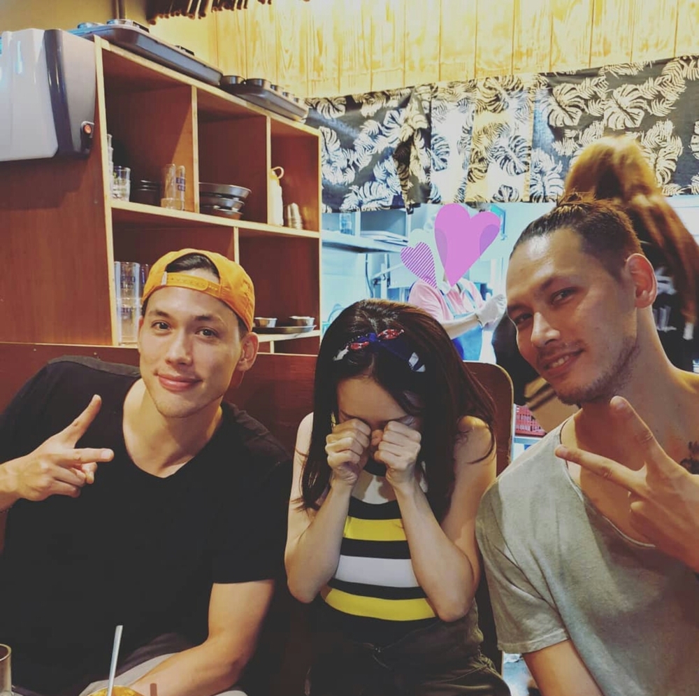 Star met with the former basketball player Lee Seung-jun Lee Dong-Jun.Singer Star wrote on her Instagram account on September 8, Here...Hey... Husbands. Even humane. Person is a piece. I dont want to be squid.I look at my face in shame. Inside the picture was a picture of a star sitting between Lee Seung-jun Lee Dong-Jun brothers and covering their faces.Lee Seung-jun Lee Dong-Juns piece visuals catch the eye.kim ye-eun