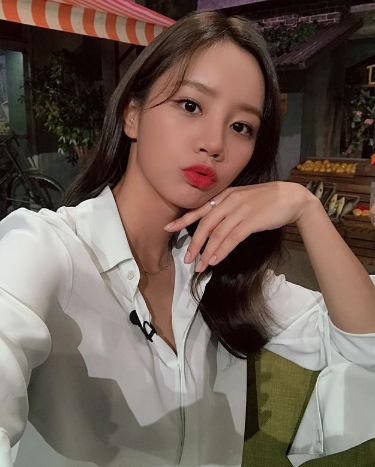 Selfie of Girls Day Hyeri has been unveiled.Hyeri posted an article and a photo on his instagram on September 8th, Its Saturday.In the photo, Hyeri is wearing a white blouse and leaving Selfie on the set of tvNs Amazing Saturday; Shining Hyeris beauty steals her gaze even in simple fashion.kim ye-eun