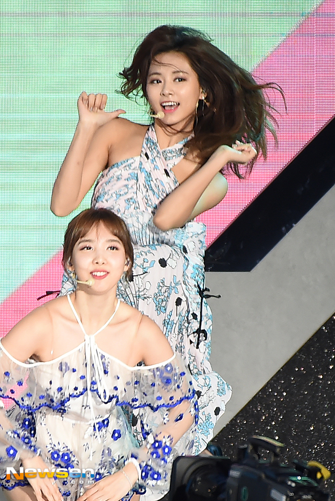The 2018 DMC Festival DMCF 2018 MBC Qorianka Kilcher Music Wave was held at DMC Sangam Cultural Plaza in front of MBC Sangam Building in Mapo-gu, Seoul on the afternoon of September 8th.TWICE TZUYU is playing the stage on this day.You Yong-ju