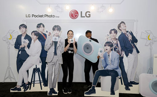 As the group BTS writes new records one after another, you are lining up to see the BTS special effect.As the third series of Korean singers, including the second United States of America Billboard, including Love Yourself win - Huh, Former - Tier, and Gyeol - Anser, which were released last September, have entered the Billboard charts simultaneously, various contents and products related to them are gathering attention.In particular, the company expects the BTS effect by introducing related products in time for the Love Yourself World Tour in 16 cities, starting with the United States of America Los Angeles Staples Center on the 6th.BTS Come on and BTS is the first time to be released by analyzing BTSs World popularity factors in May, will be released in English through the United States of America Los Angeles publisher Kalpa.BTS has been ranked number one on the Billboard twice and will open the World Tour at Los Angeles, which will attract foreign fans.The entertainment reporter of the United States of America ABC7 broadcast introduced the book through SNS and wrote, It seems to help cover the first performance of BTS in Los Angeles.In particular, BTS undisclosed AD photo release, video taken by members directly on their smartphones, and costumes worn at the time of AD shooting were displayed, enthused local fans.Already, SNS is overflowing with images and photos that overseas fans are experiencing directly.In addition, fans waiting overnight near the venue, and surrounding scenery are coming up with the # BTS tag every minute.Meanwhile, BTS repackaged album Love Your Self-Resolution - Anthur, which was released simultaneously on World 24th of last month, recorded sales of 1,933,450 copies in eight days, reaching 2 million copies.This includes sales volumes that are officially distributed not only in Korea but also overseas.