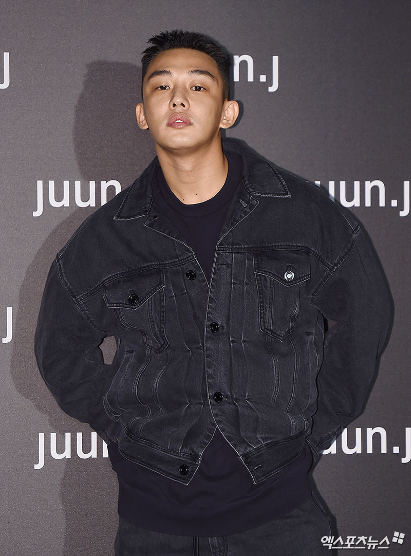 Actor Yoo Ah-in poses at the event to commemorate the launch of the pop-up store of the global designer brand at the Hannam-dong pop-up store in Seoul on the afternoon of the 7th.The eyes that would pierce the camera.Sang Man Force.How about a short haircut?Fast eye.Service Eye ContactGo to the exit.