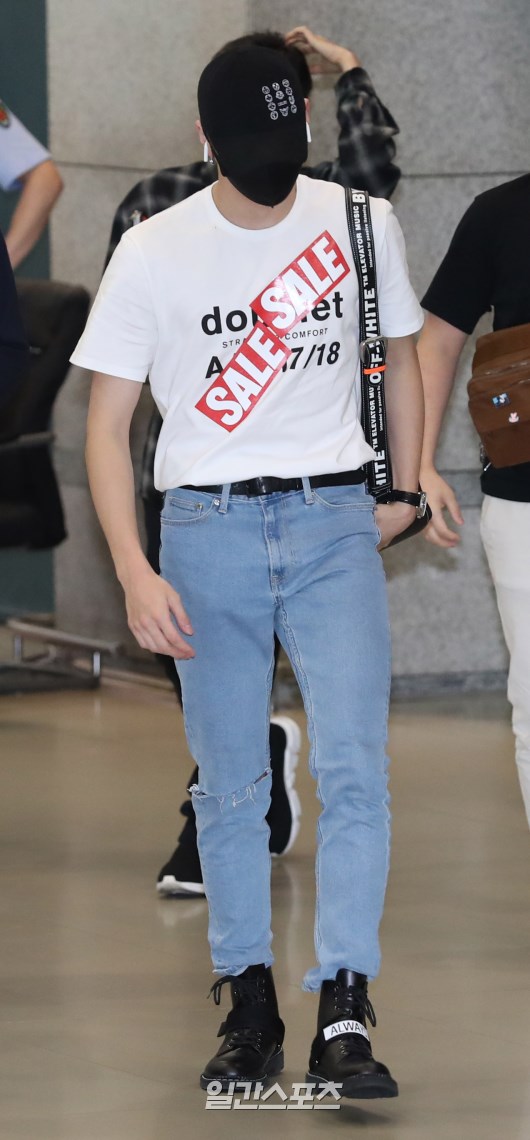 Wanna One (Kang Daniel, Park Jihoon, Lee Dae-hwi, Kim Jae-hwan, Ong Sung-woo, Park Woo-jin, Ry Kwan-rin, Yoon Ji-sung, Hwang Min-hyun, Bae Jin-young and Ha Sung-woon) is leaving the airport with fans cheers.