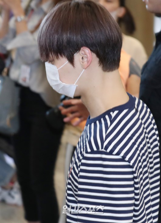 Members of Wanna One (Kang Daniel, Park Jihoon, Lee Dae-hwi, Kim Jae-hwan, Ong Sung-woo, Park Woo-jin, Ry Kwan-rin, Yoon Ji-sung, Hwang Min-hyun, Bae Jin-young and Ha Sung-woon) are leaving the airport with fans cheers.