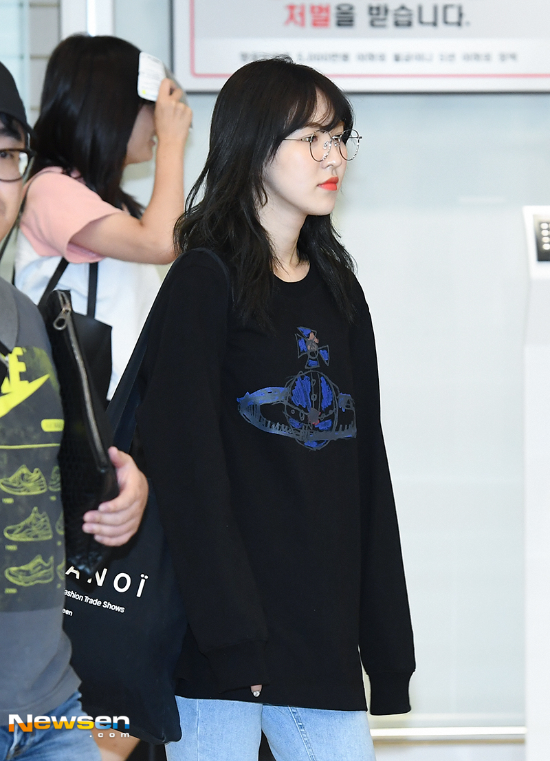 Group Red Velvet arrived via the Incheon International Airport Terminal #2 on the morning of September 9 after completing the Thailand Concert.Wendy (Wendy, Irene, Sleigh, Joy and Yerry) walks out of the arrival hall on the day.yun da-hee
