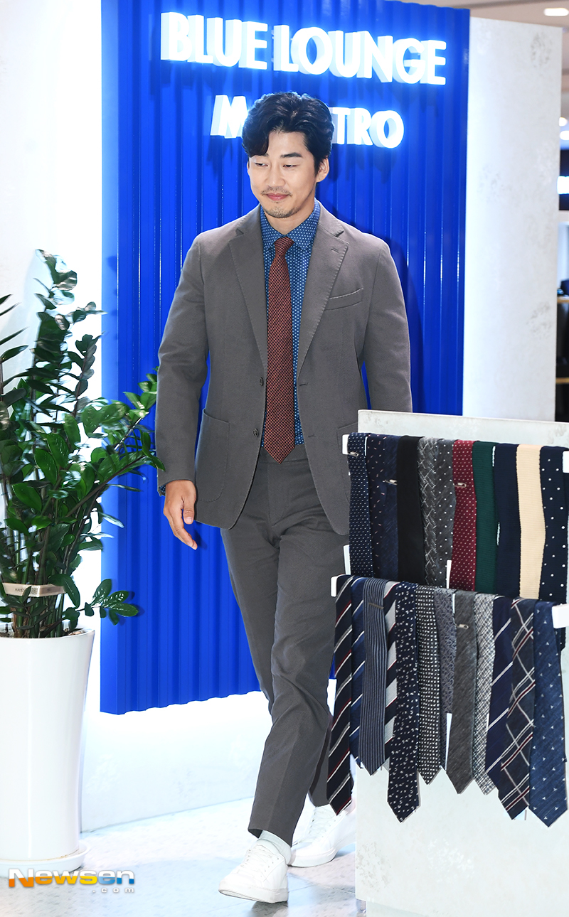 Mens lifestyle total brand Blue Lounge Maestro Model Yoon Kye-sang Fan signing event was held at Lotte Department Store Cheongnyangni in Dongdaemun District, Seoul on the afternoon of September 9th.Actor and singer Yoon Kye-sang attended the day.yun da-hee