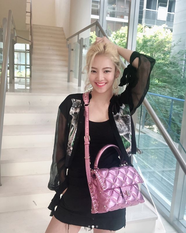 Hyoyeon, a member of the group Girls Generation, has emanated a pure charm.On September 8, Hyoyeon posted several photos on his instagram.In the photo, Hyoyeon is sweeping her Hair. Hyoyeon is smiling brightly as she stares at the camera.The white-green skin of Hyoyeon and the clear and large eyes make the neat beauty more prominent.The fans who responded to the photos responded such as Pretty Sister, Sophisticated and cool, I want to see my sister stage soon.delay stock
