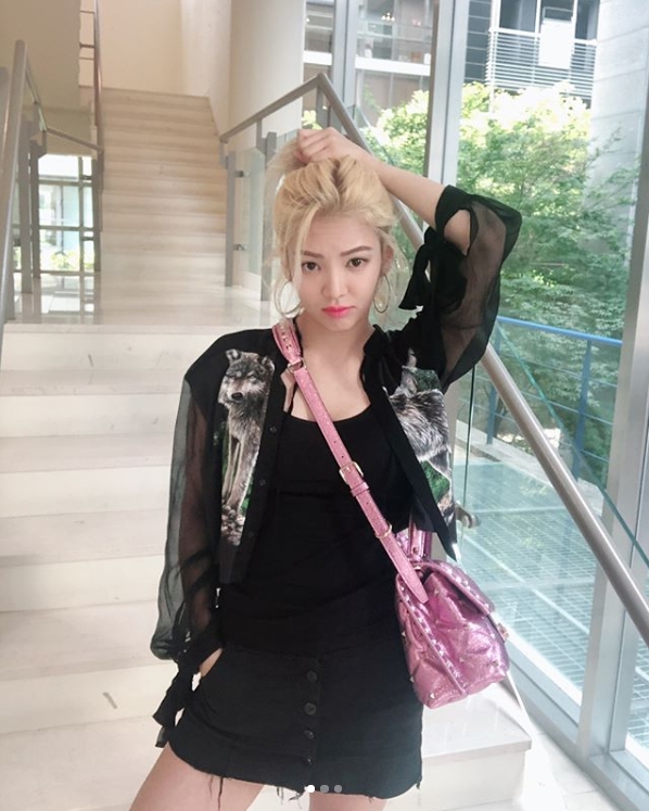 Hyoyeon, a member of the group Girls Generation, has emanated a pure charm.On September 8, Hyoyeon posted several photos on his instagram.In the photo, Hyoyeon is sweeping her Hair. Hyoyeon is smiling brightly as she stares at the camera.The white-green skin of Hyoyeon and the clear and large eyes make the neat beauty more prominent.The fans who responded to the photos responded such as Pretty Sister, Sophisticated and cool, I want to see my sister stage soon.delay stock