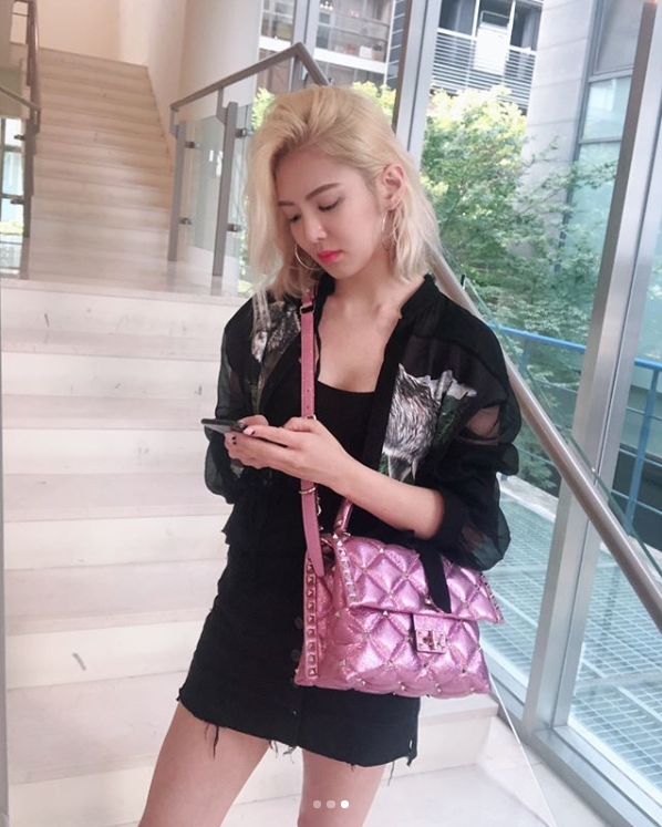 Hyoyeon, a member of the group Girls Generation, has emanated a pure charm.On September 8, Hyoyeon posted several photos on his instagram.In the photo, Hyoyeon is sweeping her Hair. Hyoyeon is smiling brightly as she stares at the camera.The white-green skin of Hyoyeon and the clear and large eyes make the neat beauty more prominent.The fans who responded to the photos responded such as Pretty Sister, Sophisticated and cool, I want to see my sister stage soon.delay stock