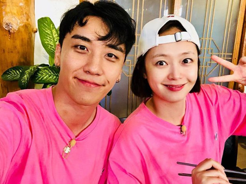 Victory of Running Man and Jeon So-min boasted an unexpected chemistryVictory posted a photo on his SNS This evening #Running Man #Jeon So-min Expect Chemmy with Sister #SBS on the morning of the 9th.Victory and Jeon So-min in the public photos took a friendly stance wearing a couple T-shirt.Running Man starring Victory is at 4:50 p.m.victorious SNS