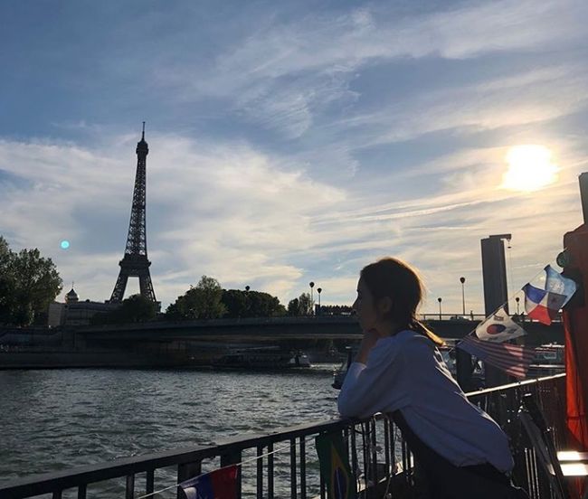 Actor Shin Se-kyung has formed a romantic atmosphere in Paris.Shin Se-kyung posted a picture of Pariss Foreground on his instagram on the 9th.Shin Se-kyung in the public photo is enjoying a quiet day looking at the river.Its a rather dark-feeling picture as the sun sets, but I feel more than that, and Shin Se-kyung stares at the river in a comfortable outfit with a naturally tied hairstyle.Shin Se-kyung is staying in Paris, France, for the filming of TVNs new entertainment program Borderless Pocha to be broadcast in November.Shin Se-kyung Instagram