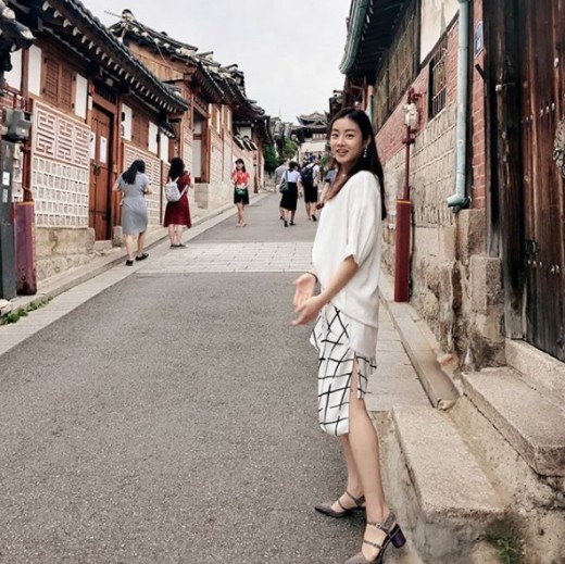 Actor Kang So-ra has released a recent photo.Jang So-la posted a picture on his instagram on the 9th with the Hashtag of the # Bukchon Hanok Village.In the photo, Kang So-ra poses in the background of Bukchon Hanok Village. She showed off her pure beauty and slender legs with White knit and skirt.The netizens responded that it is cool to take pictures without catching a form and the bridge length is endless.Meanwhile, Kang So-ra recently has a rest period by reviewing his next work.