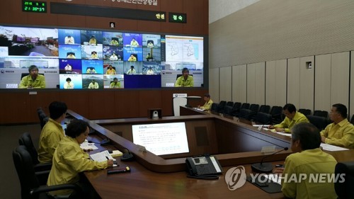 정부, '메르스' 대책지원본부 가동 (서울=연합뉴스) 행정안전부는 중동호흡기증후군(메르스) 확진자가 발생함에 따라 보건복지부에서 위기경보단계를 주의단계로 격상하고 중앙방역대책본부를 구성, 운영하는 '메르스 대책지원본부'를 8일 22시부로 가동한다고 밝혔다.      행정안전부는 8일 밤 시도 재난안전실장 및 질병관리본부 관계자가 참석한 가운데 긴급영상회의를 열었다고 전했다.  2018.9.8   [행정안전부 제공]      photo@yna.co.kr  (끝)