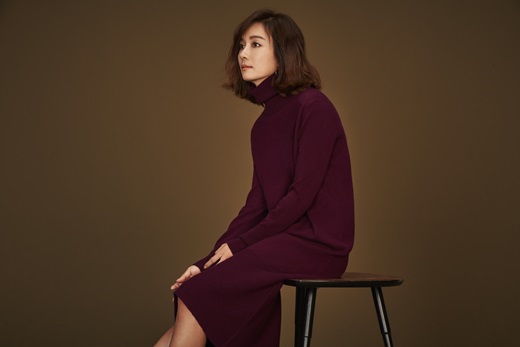 DeEly luxury brand LBL has unveiled Muse Oh Yeon-soos 2018 F/W AD cut.Oh Yeon-soo, the muse of the de Ely luxury wear brand LBL, has a soft charisma in the background of the color that feels the autumn sensibility in the open AD cut, and has shown an elegant beauty that remains unchanged.Especially in this AD cut, I completed the luxurious autumn of Oh Yeon-soo by digesting both intense and fascinating appearance and the opposite atmosphere of soft and calm appearance.The item that caught the eye of Oh Yeon-soos luxury styling in AD is Mustang Court.Sagamink Mustang Long Court is a long Proso millet that falls comfortably. It can be used in various ways by using Napa and Sheared cotton as well as keeping warmth.In addition, cashmere knit filled with LBL sensibility is a luxurious material, a natural dryer of neckline and sleeve ends, so you can complete a volume-friendly styling even if you wear it alone like Oh Yeon-soo.It is an ideal that should not be missed in the coming autumn with appropriate Proso millet feeling, slim silhouette and comfortable fit.On the other hand, luxury items in the picture shown by Oh Yeon-soo are LBL products, which will be launched at 8:15 am on the 12th and at 10:45 pm on the Chiba Lotte Marines broadcast. More products can be found through Lotte Mart Eye Mall.