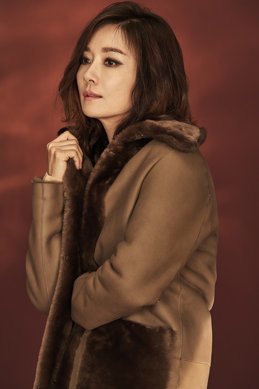 DeEly luxury brand LBL has unveiled Muse Oh Yeon-soos 2018 F/W AD cut.Oh Yeon-soo, the muse of the de Ely luxury wear brand LBL, has a soft charisma in the background of the color that feels the autumn sensibility in the open AD cut, and has shown an elegant beauty that remains unchanged.Especially in this AD cut, I completed the luxurious autumn of Oh Yeon-soo by digesting both intense and fascinating appearance and the opposite atmosphere of soft and calm appearance.The item that caught the eye of Oh Yeon-soos luxury styling in AD is Mustang Court.Sagamink Mustang Long Court is a long Proso millet that falls comfortably. It can be used in various ways by using Napa and Sheared cotton as well as keeping warmth.In addition, cashmere knit filled with LBL sensibility is a luxurious material, a natural dryer of neckline and sleeve ends, so you can complete a volume-friendly styling even if you wear it alone like Oh Yeon-soo.It is an ideal that should not be missed in the coming autumn with appropriate Proso millet feeling, slim silhouette and comfortable fit.On the other hand, luxury items in the picture shown by Oh Yeon-soo are LBL products, which will be launched at 8:15 am on the 12th and at 10:45 pm on the Chiba Lotte Marines broadcast. More products can be found through Lotte Mart Eye Mall.